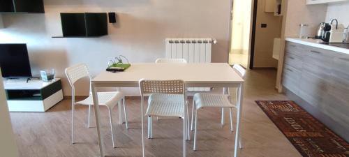 Centro Giano Apartment | Eur Laurentina Luminoso fino a 5 ospiti