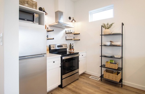 Northside House | European Style Flat on Light Rail w Skyline Views