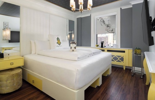Columbus Hotel | European-style Room w/Lively Bar & Restaurant close to everything!