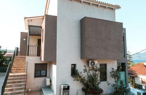 Episkopos Apartment | Eveline Suite - seaview & short walk to the beach