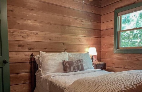 Spring City House | Everett Lodge - Cozy Lakefront Retreat