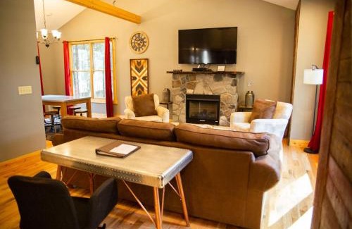 Laurelville House | Evergreen - by The Chalets