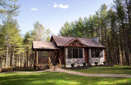 Laurelville House | Evergreen - by The Chalets