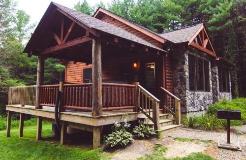 Laurelville House | Evergreen - by The Chalets