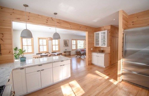 Accord House | Evergreen Cabin · Modern & Woodsy: Fireplace, WFH, Family-Friendly!