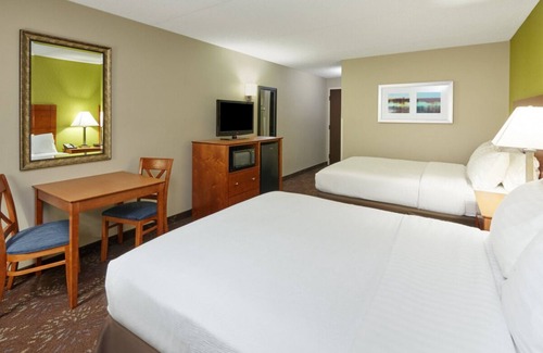 Matteson House | Everthing Matteson has to offer at Your Arms Reach! 3 Great Units, Free Parking