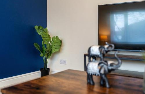 High Hazels Apartment | Exceptional 3 bed house, homely comforts, Close to KFC McDonalds ASDA ALDI and city centre