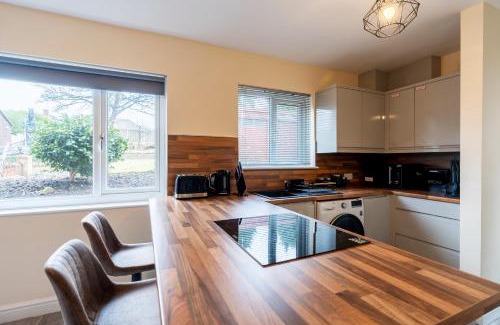 High Hazels Apartment | Exceptional 3 bed house, homely comforts, Close to KFC McDonalds ASDA ALDI and city centre