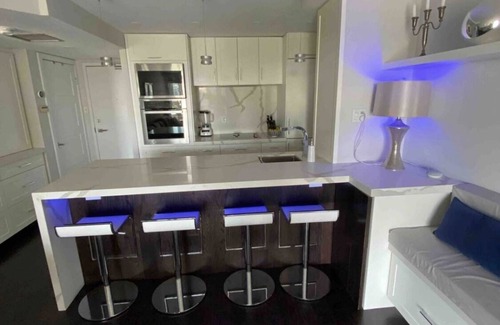 Niagara Apartment | Exciting Sought After King West Condo with Parking