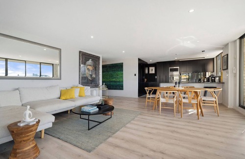 Woolloomooloo Apartment | Exclusive 2BR Living with Pool, Sauna & Spa Access