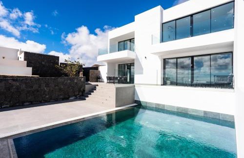 Macher Villa | Exclusive 6 bedrooms Villa in Lanzarote - Ocean & Volcano Views, Private Pool, Jacuzzi & Gym