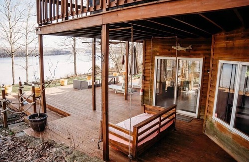 Magnet Cabin | Exclusive Ohio River Retreat with Hot Tub