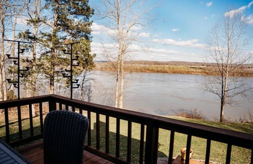 Magnet Cabin | Exclusive Ohio River Retreat with Hot Tub