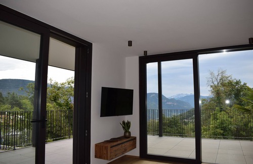 Tesimo Apartment | Exclusive panoramic apartment with fireplace! Centrally located between Merano and Bolzano.