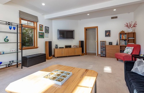 Waikanae Villa | Exclusive use of Luxury Villa on Kapiti Coast (Self Catering / Self Servicing)