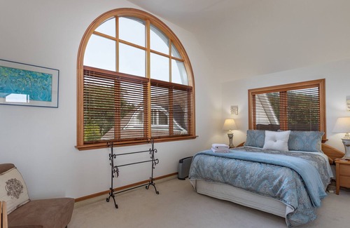 Waikanae Villa | Exclusive use of Luxury Villa on Kapiti Coast (Self Catering / Self Servicing)