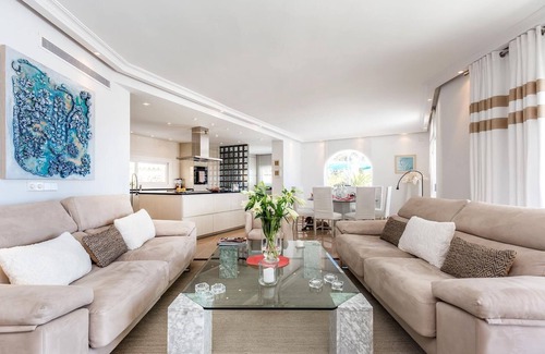 Benahavis Villa | Exclusive Villa with Stunning Mountain and Sea Views, Private Pool & Wi-Fi