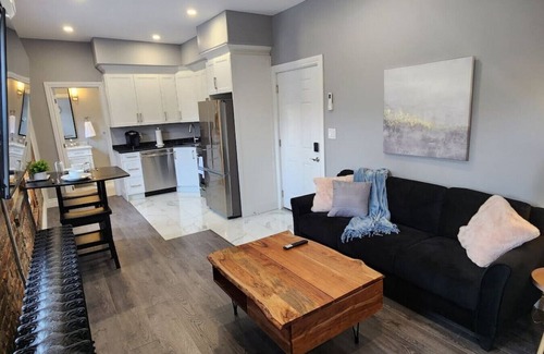 Walkerville House | Executive 2BD 58" TV+Wifi+AC+Parking+Kitchen