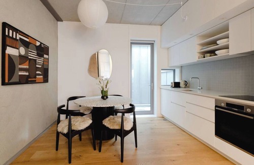 Te Aro Apartment | Executive 2BR Designer Townhouse + Rooftop Oasis