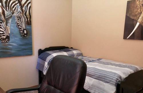 Warrens House | Executive Bedroom conveniently located right off of I-94