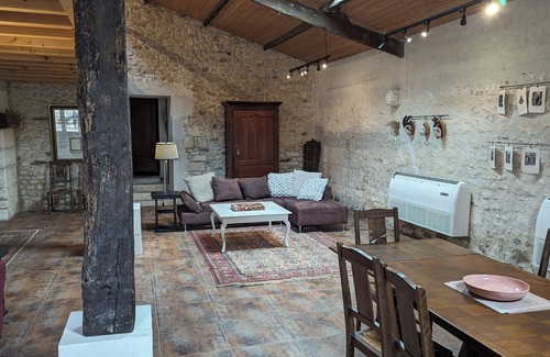 Soyaux House | Executive gîte, three ensuite bedrooms, sleeps 8, 330 m2, air-conditioned