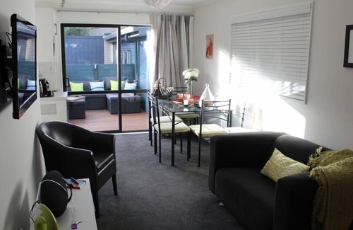 Paraparaumu Beach House | Executive Home with King Suite Room, Spa and Heated Pool near the Beach