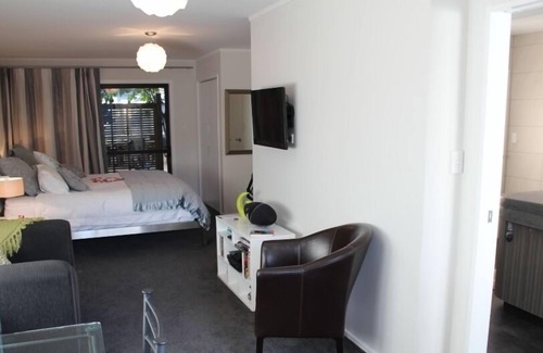 Paraparaumu Beach House | Executive Home with King Suite Room, Spa and Heated Pool near the Beach