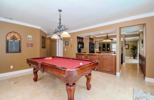 Lake Tarpon Estates House | EXECUTIVE LAKEHOME 6BR Screened Pool Home, 2 Kitchens to entertain, 2 laundrys