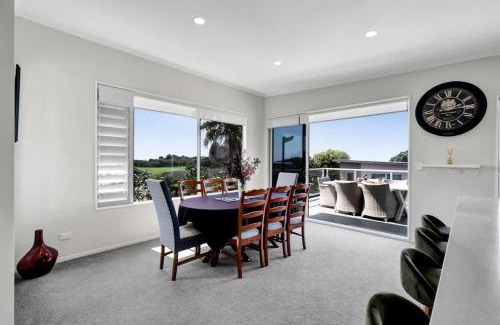 Bell Block House | Executive On Parkview - 3BR modern family home