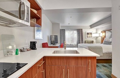 Holly Hotel | Executive Residency by Best Western Navigator Inn & Suites