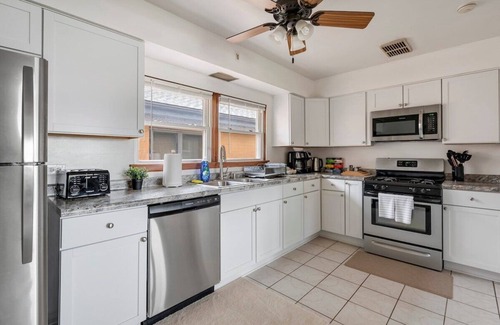 Westmont Apartment | Executive Retreat - 2 Parking Spaces, Sleeps 4!