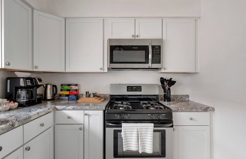 Westmont Apartment | Executive Retreat - 2 Parking Spaces, Sleeps 4!