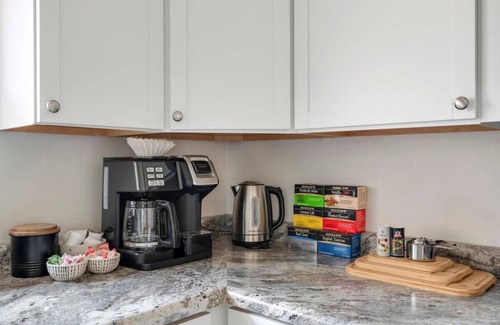 Westmont Apartment | Executive Retreat - 2 Parking Spaces, Sleeps 4!