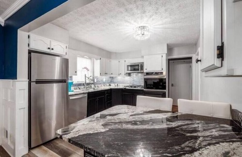 Columbus House | Expansive Private Oasis- 7 Large Bedrooms-3800+ Sq ft & 10 MINS FROM DOWNTOWN!