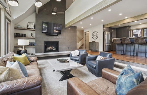 Warrior's Mark West House | ⭐️ ExpansiveHome Ski-in/Out via BurroTrl HotTub Views Pet Friendly FreeWNTRShutl