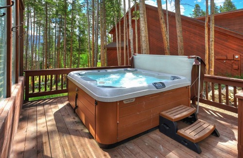 Warrior's Mark West House | ⭐️ ExpansiveHome Ski-in/Out via BurroTrl HotTub Views Pet Friendly FreeWNTRShutl