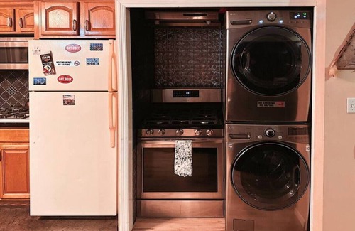 Union City Apartment | Expedient Stay Ground Floor - 2 Bedroom - 15 Mins to NYC