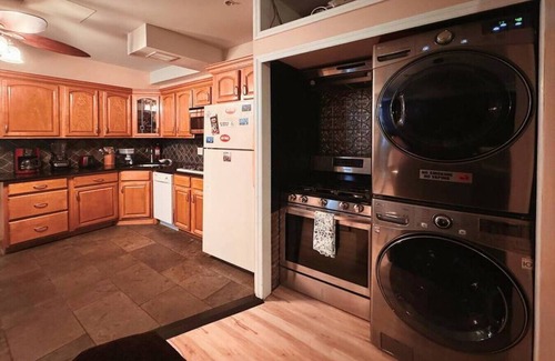 Union City Apartment | Expedient Stay Ground Floor - 2 Bedroom - 15 Mins to NYC