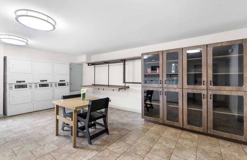 East Congress Apartment | Experience Austin's Famous 6th Street! Full Kitchen, Pet-friendly Property!