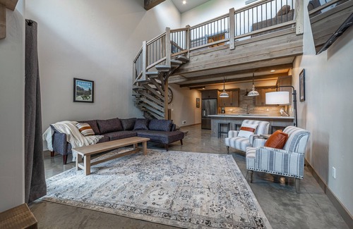 Coram Condo | Experience Glacier In Luxury - 10-min to GNP- 2 bd/2ba & Private Hot Tub #4-3