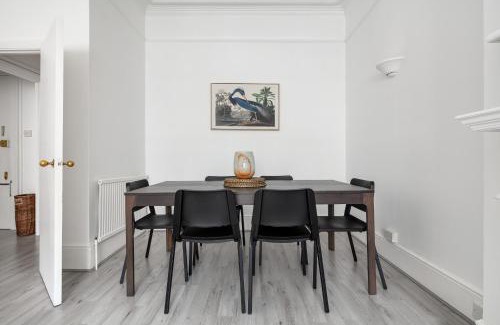 Queen's Gate Apartment | Experience Kensington class in 2bd apt