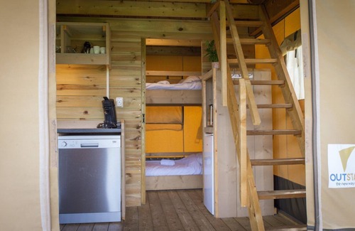 Voorthuizen House | Experience luxury glamping in the Safari Lodge at De Boshoek Holiday Park, with a private bathroom and playground for the kids, in the heart of the Veluwe.