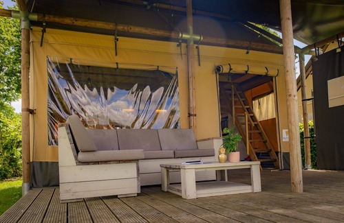 Voorthuizen House | Experience luxury glamping in the Safari Lodge at De Boshoek Holiday Park, with a private bathroom and playground for the kids, in the heart of the Veluwe.