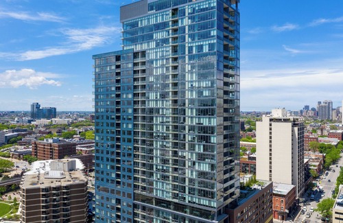 River North Apartment | Experience the Suite Life in Chicago’s Iconic Old Town – Spacious Stays Await