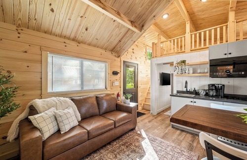 Branson Cabin | Experience the timeless charm of the Pinecrest Cabin, a delightful twist on the classic cabin style. Step inside and be greeted by the warm and rustic log cabin ambiance that will transport you to the heart of Branson, MO.