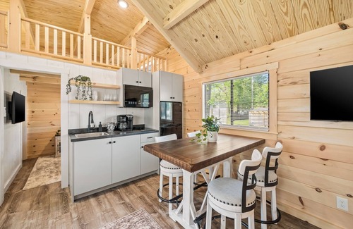 Branson Cabin | Experience the timeless charm of the Pinecrest Cabin, a delightful twist on the classic cabin style. Step inside and be greeted by the warm and rustic log cabin ambiance that will transport you to the heart of Branson, MO.