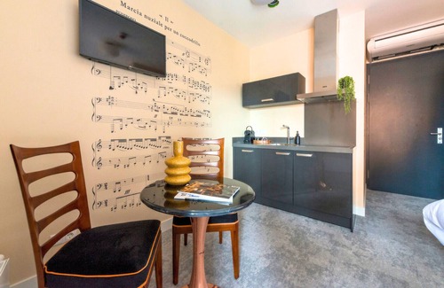 Centrum Apartment | Experience the unique style of Nelly van Doesburg in this cheap apartment in Tilburg.