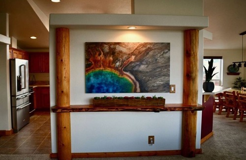 Gardiner House | Experience Yellowstone Year-Round: Ample Space for Large Groups to Enjoy Views!