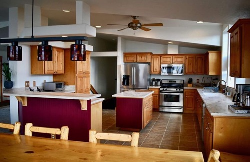 Gardiner House | Experience Yellowstone Year-Round: Ample Space for Large Groups to Enjoy Views!