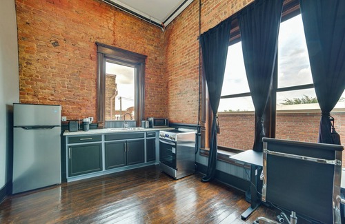 Marshall Apartment | Explore Downtown Marshall: Historic Studio Getaway